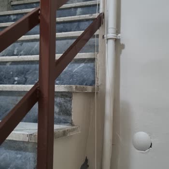 Kablo Net Çekilen Kablo Hatları Apartman İçinde Son Derece Düzensiz Bırakılmış