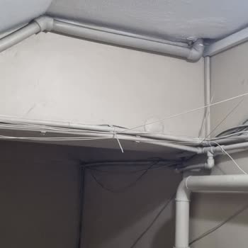 Kablo Net Çekilen Kablo Hatları Apartman İçinde Son Derece Düzensiz Bırakılmış