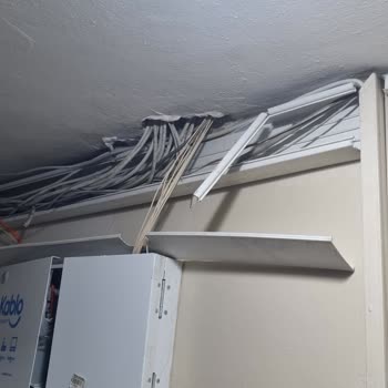 Kablo Net Çekilen Kablo Hatları Apartman İçinde Son Derece Düzensiz Bırakılmış