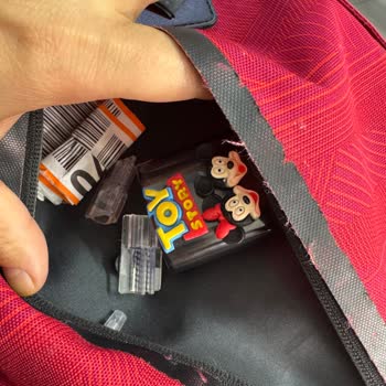 Bagaj Fermuarı Açıldı, Şarj Başlığı Ve Kablosu Çalındı, Sorumluluk Talebi