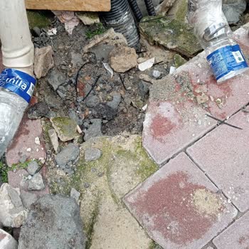 Türk Telekom'un Açık Bıraktığı Kazı, Yağmur Su Birikintisi Ve Mülkiyet Zararına Yol Açıyor