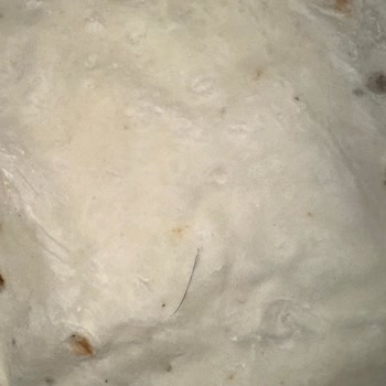 İstiklal Caddesi BİM Şubesinde Yufkada Saç Teli Ve Hamur Parçalanması