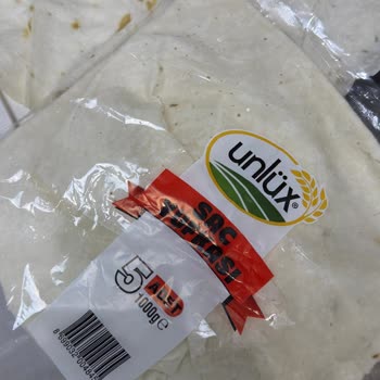 İstiklal Caddesi BİM Şubesinde Yufkada Saç Teli Ve Hamur Parçalanması