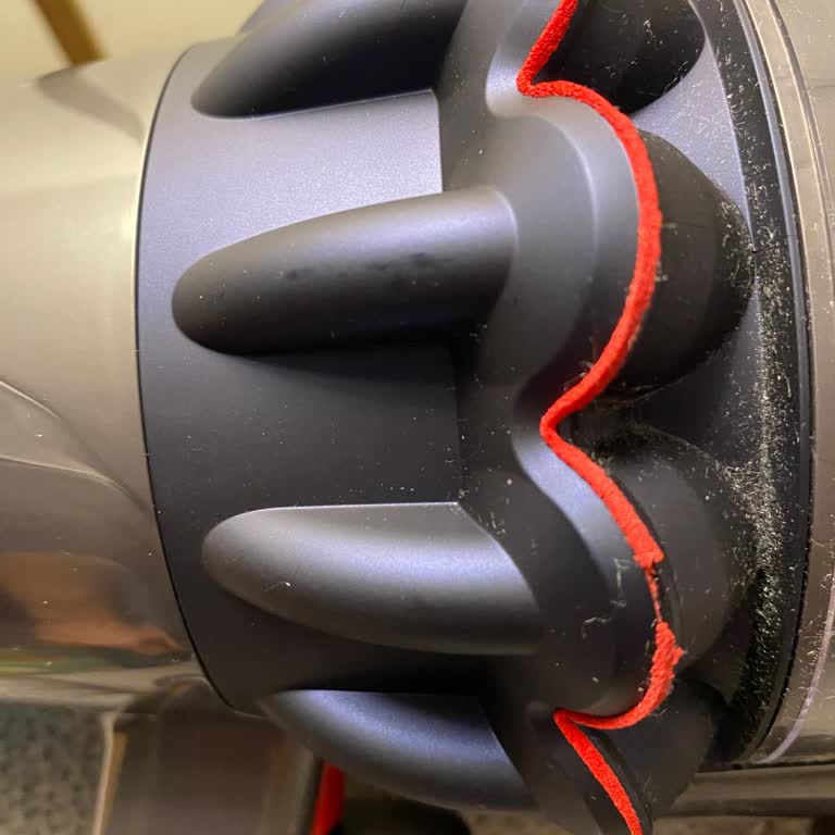 Dyson V15 Detect Absolute'da Papatya Süngeri Yırtığı: Hızlı Değişim Talebi