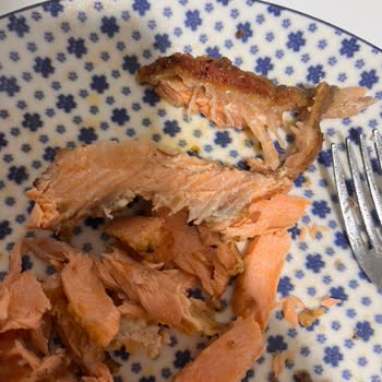 Kılçıksız Alabalık Fileto Gerçekte Kılçık Dolu