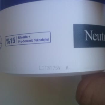 Neutrogena Gratis'ten Aldığım Emilmeyen Nemlendirici Ve Kaşıntı