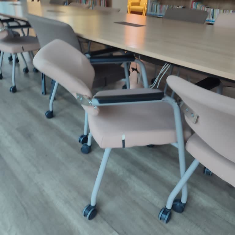 Kütüphanede Kırık Koltuklar Ve Yanıp Sönen Lambalar Güvenliği Tehdit Ediyor