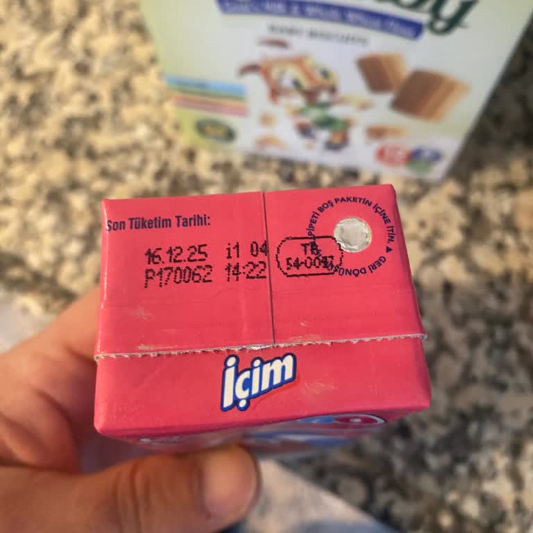 Geçmiş Son Kullanma Tarihli Çilekli Süt Satışı Ve Müşteri Hizmetleri İhmali