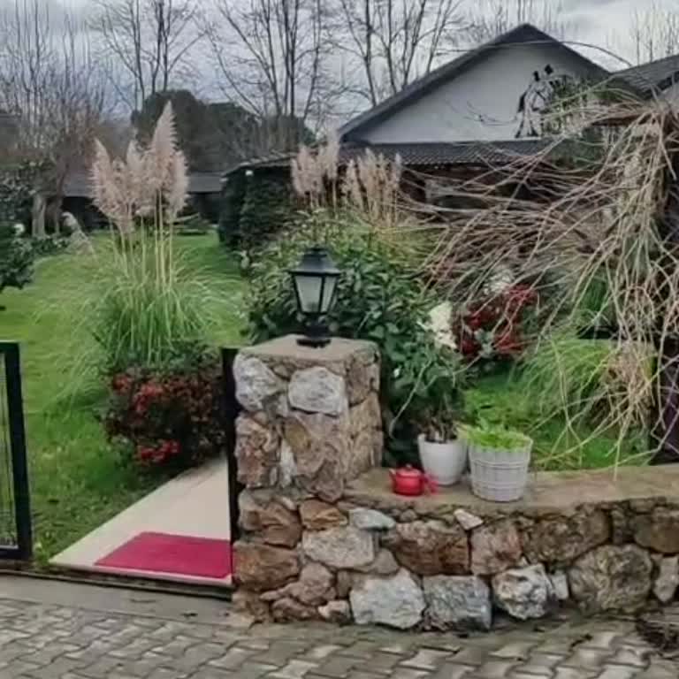 Çocuğa Şeker Atan Çalışanın Saygısız Ve Agresif Davranışı