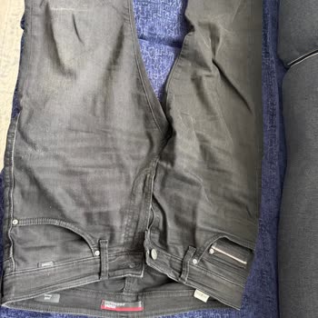 Mavi Premium Kot Pantolonunda Renk Atması Ve Sol Cepte Belirgin Tüylenme Garanti Reddi Şikayet