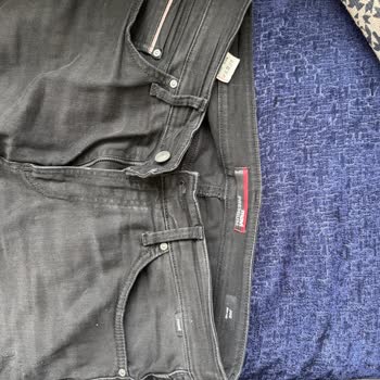 Mavi Premium Kot Pantolonunda Renk Atması Ve Sol Cepte Belirgin Tüylenme Garanti Reddi Şikayet