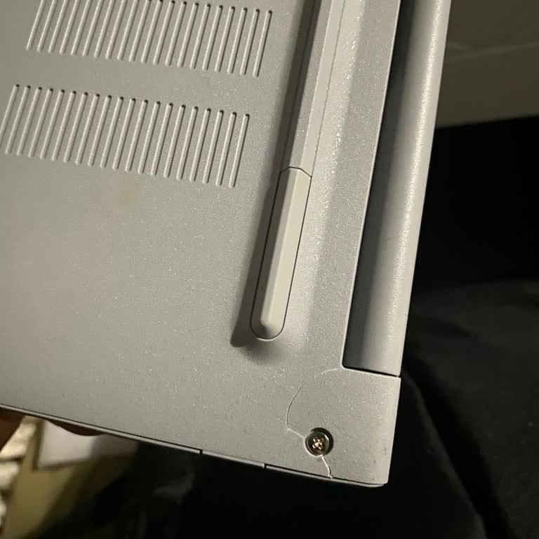 Asus Bilgisayar Ürünün Açılır Kapanır Menteşe Kısmında Çatlak Oluştu