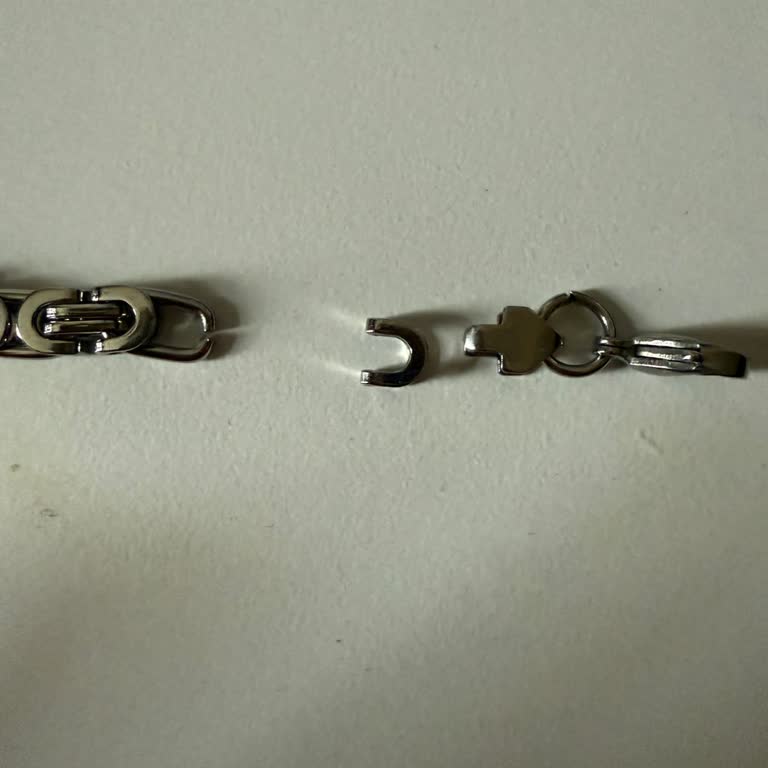 İki Bileklik Kısa Sürede Bozuldu, Şirket Müşteriyi Suçluyor