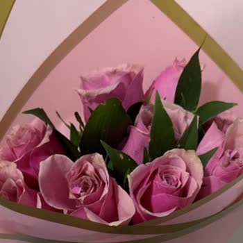 Görseldeki Taze Çiçeklere Karşı Solmuş Çiçek Teslimatı Ve İade Talebi