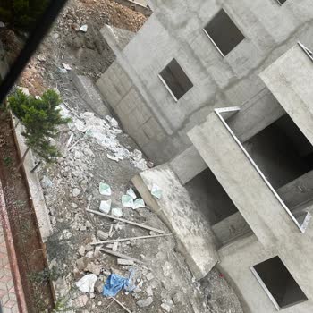 Erdemli'deki İnşaatın Düşen Kalıpları Ve Uzun Demirleri Çocuklarımızı Tehdit Ediyor