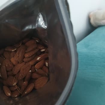 Böcekli Çiğ Badem Ürünü İçin İade Ve Sağlık Güvencesi Talebi