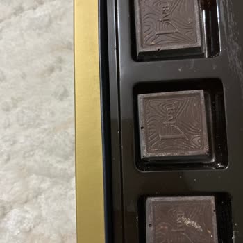 Liva Çikolatasında Şeffaf Yabancı Parça Ve Deforme Görünüm