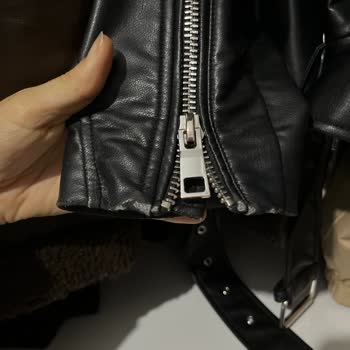 Kısa Sürede Soyulan Deri Ceket İçin Değişim Talebi