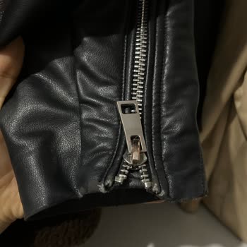 Kısa Sürede Soyulan Deri Ceket İçin Değişim Talebi