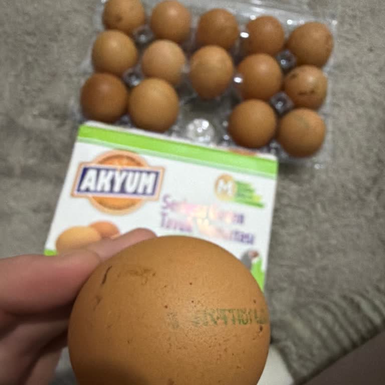 Akyum Yumurta Gezen İbaresiyle Satılmasına Rağmen Kafesli Üretim Kodu Taşıması