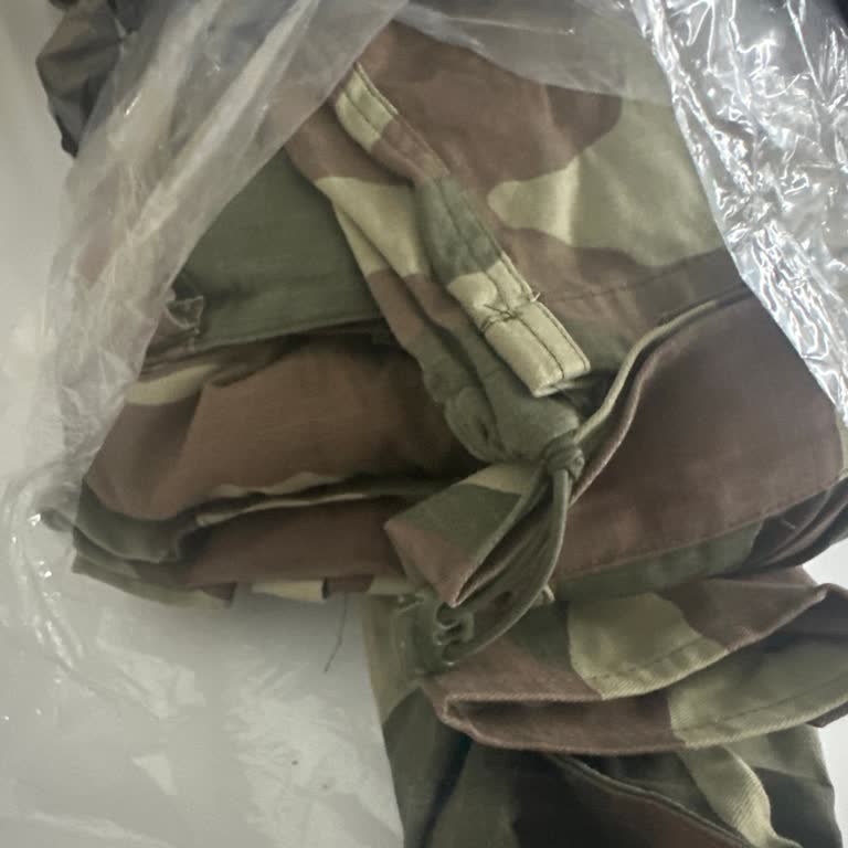 Sipariş Edilen Siyah Takım Elbiseler Yerine Askeri Kamuflaj Gönderildi