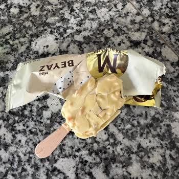 Son Kullanma Tarihi Geçmemiş Olan Şok Market Magnum Mini Dondurması Bozuk Çıktı