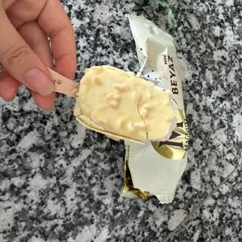 Son Kullanma Tarihi Geçmemiş Olan Şok Market Magnum Mini Dondurması Bozuk Çıktı