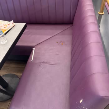 ArenaPark Tavuk Dünyası Şubesinde Kedinin Masalarda Yemek Yiyerek Hijyen Sorunu