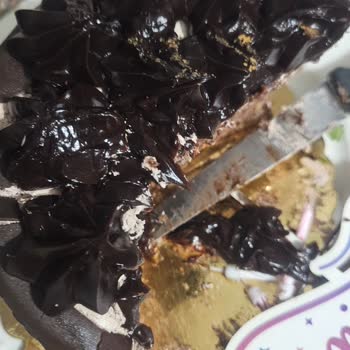 Taze Olduğu İddia Edilen Pastada Bayat Kek Ve Acı Krema