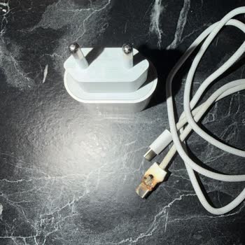 Apple Şarj Aleti Ve Kablo Aşırı Isınma Nedeniyle Yangın Riski