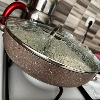 Korkmaz Kısık Ateşte Yemek Pişirirken Tencerenin Kapağı Aniden Patladı