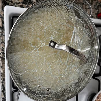 Korkmaz Kısık Ateşte Yemek Pişirirken Tencerenin Kapağı Aniden Patladı