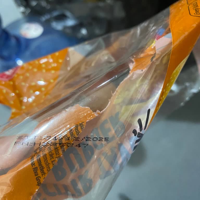 Bornova A101 Tavuklu Sandviçte Sert Doku Ve Süresi Geçmiş Ürün Şikayeti