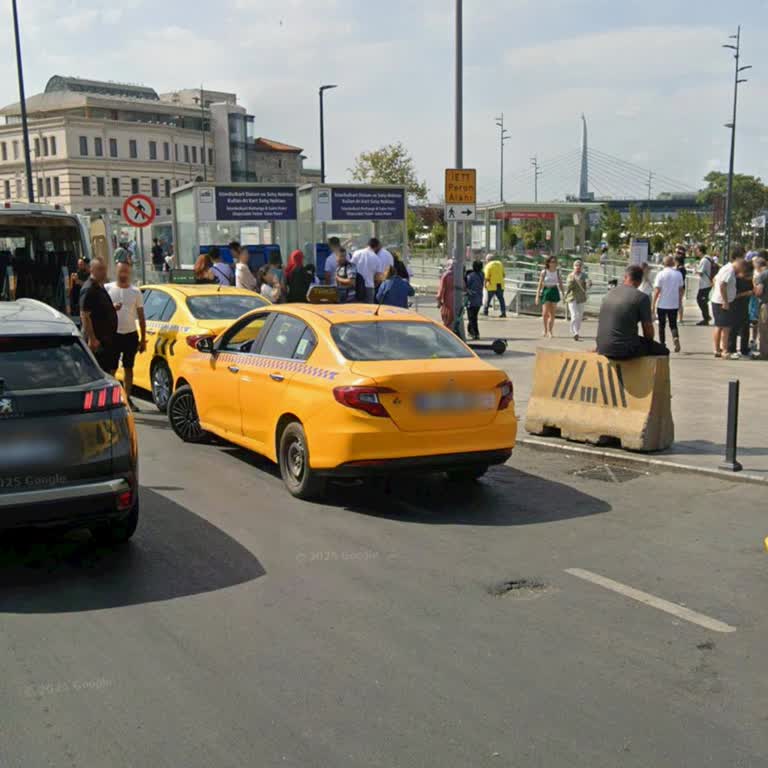 minönü Galata Köprüsü'nde Resmi Olmayan Taksi Durağı Ve Aşırı Fiyatlandırma Şikayeti
