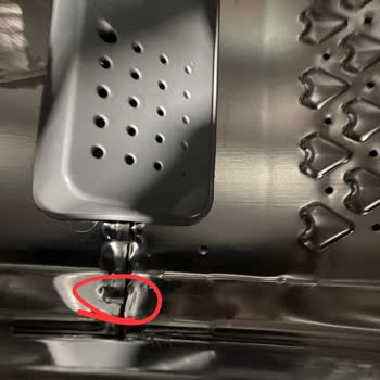 Kazanında Keskin Kenar: Çamaşır Makinesi Kıyafetleri Parçalıyor Ve Değişim Talebi