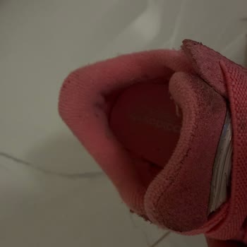 Yeni Aldığım Çocuk LED Ayakkabısında Tek Kullanımda Yünlenme Ve Kirlenme