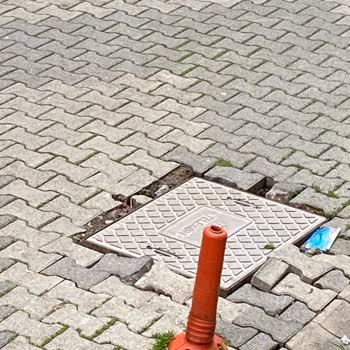 Türk Telekom'un Gürültülü Rögar Kapağı Mahallenin Uyku Düzenini Bozuyor