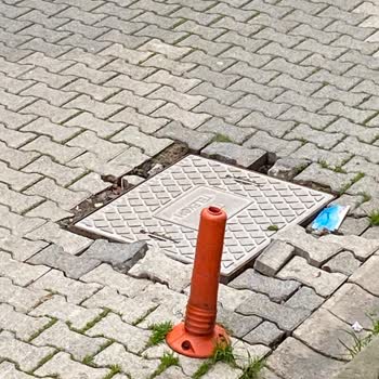 Türk Telekom'un Gürültülü Rögar Kapağı Mahallenin Uyku Düzenini Bozuyor