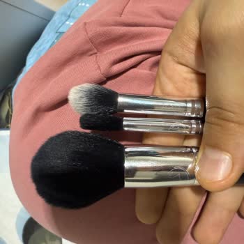 Yeni Fırça Seti Su İle Yıkamada Sapları Çatladı