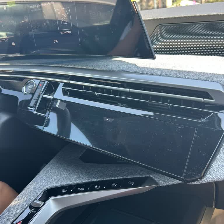 Peugeot 3008 Hybrid I-TOGGLE Ekran Sorunu Yazılım Ve Parça Bekleyişiyle Uzun Süre Çözülmedi