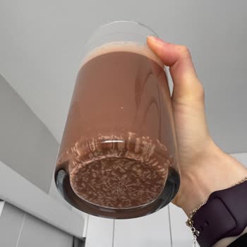 Tarih Geçmemiş Protein Sütünde Parçacık Ve Ekşi Tat
