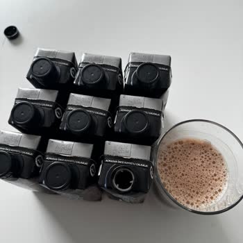 Tarih Geçmemiş Protein Sütünde Parçacık Ve Ekşi Tat