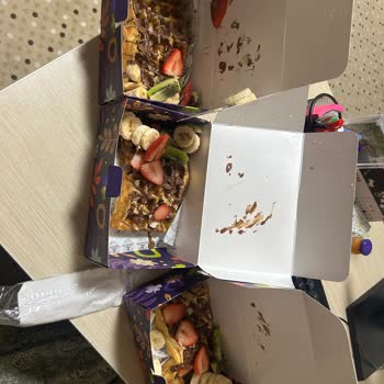 Waffle Siparişinde Soğuk, Dağınık Ve Çikolata Azlığı