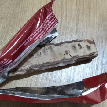 Denizli Pamukkale Bakkalında Son Kullanma Tarihi Geçmiş Çikolatalı Ürünle Çocuk Sağlığına Tehdit