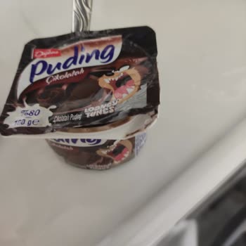 BİM Daphne Puding İçinde Plastik Parça Ve Şişen Ambalaj