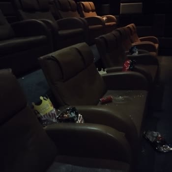 Ankara Forum Sinemasında Seans Öncesi Temizlik Yok Koltuklar Ve Zemin Çöplerle Kaplı