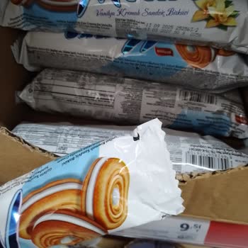 A101 Paketi Açılmış Bisküvinin Satışını Yapıyor