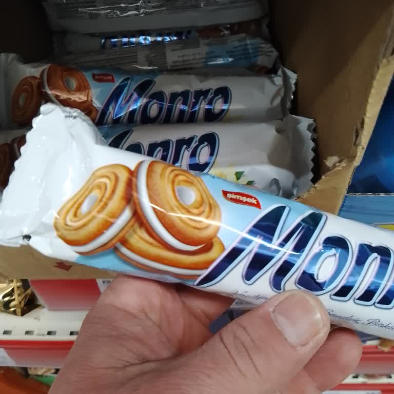 A101 Paketi Açılmış Bisküvinin Satışını Yapıyor