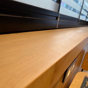 Dodo Pizza Antalya Altınkum Şubesinde Masalar Toz İçinde Ve Kirli