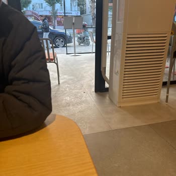 Dodo Pizza Antalya Altınkum Şubesinde Masalar Toz İçinde Ve Kirli